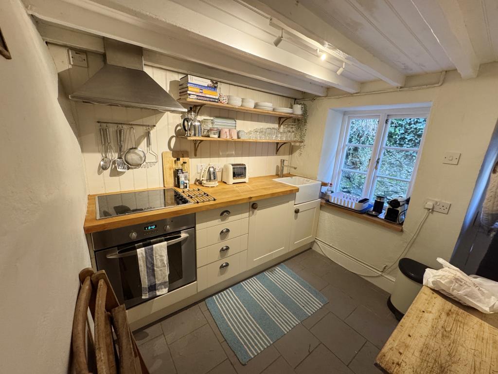 Lot: 124 - PERIOD COTTAGE IN DESIRABLE LOCATION - View of the kitchen